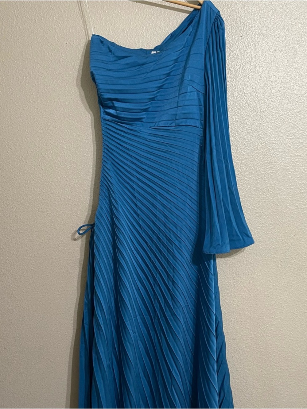 Hello Molly‎ LAND OF BEAUTY ONE SHOULDER MAXI DRESS BLUE - Picture 2 of 16